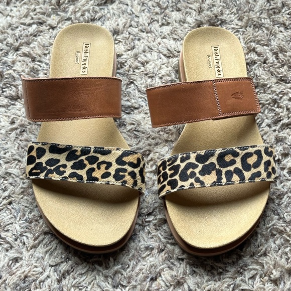 Hush Puppies Shoes - Hush Puppies Women’s Lilly 2 Band Slides USA Size 7 Wide Leopard Hook/Loop EUC